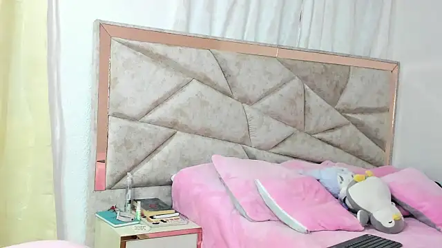 kendal hot01 online show from September 2025 09:19:01 PM