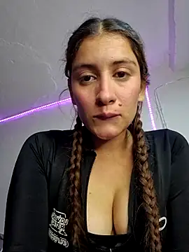 aytanna torrez online show from November 2025 03:47:02 PM