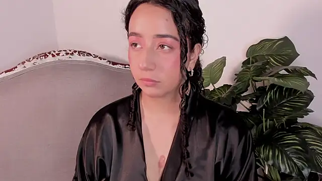 Snapshot of BellaSwwan chatting on November 2025 01:43:03 PM BellaSwwan online show from November 2025 01:43:03 PM