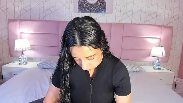 Snapshot of BellaSwwan chatting on December 2025 01:17:01 PM BellaSwwan online show from December 2025 01:17:01 PM