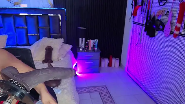 Snapshot of Issafoxx chatting on February 2026 12:28:01 PM Issafoxx online show from February 2026 12:28:01 PM