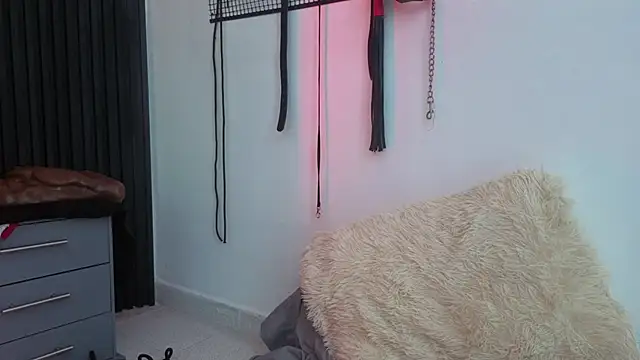Issafoxx online show from April 2026 08:57:02 PM