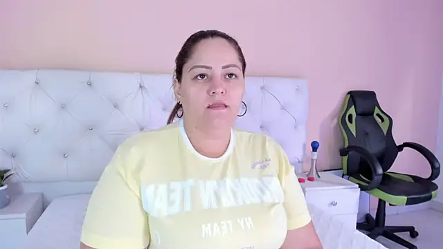 Snapshot of katte_landerr chatting on October 2025 01:19:01 PM katte landerr online show from October 2025 01:19:01 PM