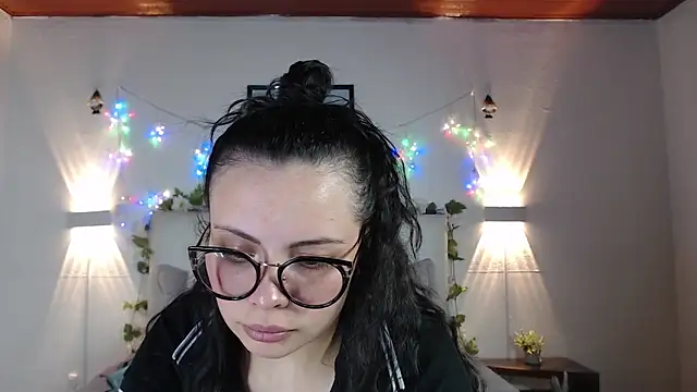 Megan 05  online show from May 2026 06:57:02 PM