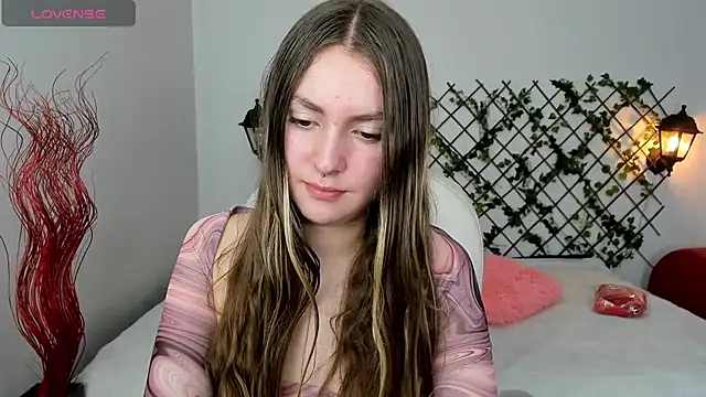 Snapshot of velvet__moon chatting on November 2025 10:33:02 PM velvet moon online show from November 2025 10:33:02 PM