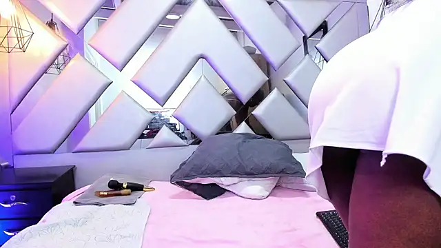 Snapshot of Lorenn_Hill chatting on September 2025 01:04:01 PM Lorenn Hill online show from September 2025 01:04:01 PM