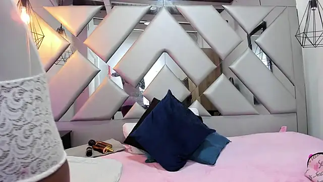 Snapshot of Lorenn_Hill chatting on October 2025 01:06:02 PM Lorenn Hill online show from October 2025 01:06:02 PM