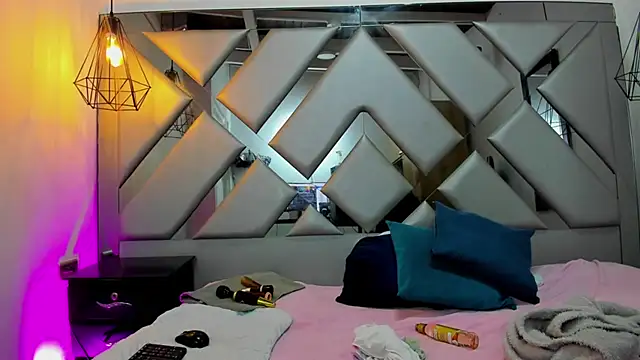 Snapshot of Lorenn_Hill chatting on October 2025 01:43:02 PM Lorenn Hill online show from October 2025 01:43:02 PM