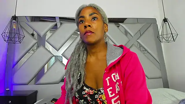 Lorenn Hill online show from December 2025 01:07:01 PM