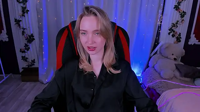 Snapshot of EllaBloom chatting on November 2025 03:56:02 PM EllaBloom online show from November 2025 03:56:02 PM