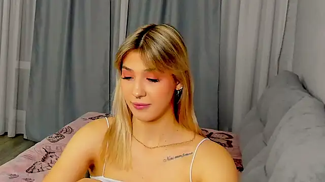 Snapshot of Bella_svon chatting on October 2025 03:10:02 PM Bella svon online show from October 2025 03:10:02 PM