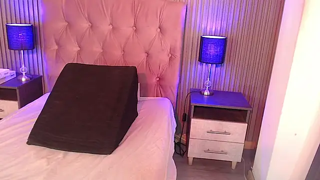 Bonnali lune online show from February 2026 10:17:01 PM