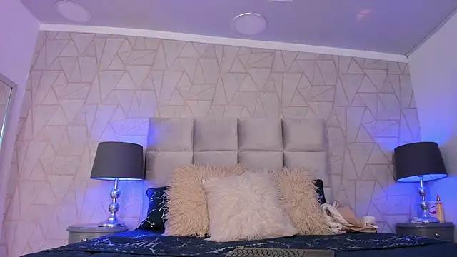 Emely florence  online show from October 2025 05:56:01 PM