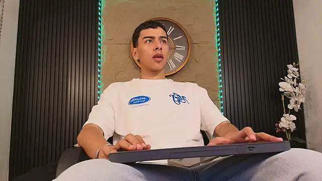 Snapshot of Aiden_Royce chatting on April 2026 11:46:01 PM Aiden Royce online show from April 2026 11:46:01 PM