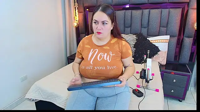 Snapshot of AdelineFiore chatting on October 2025 11:33:02 AM AdelineFiore online show from October 2025 11:33:02 AM