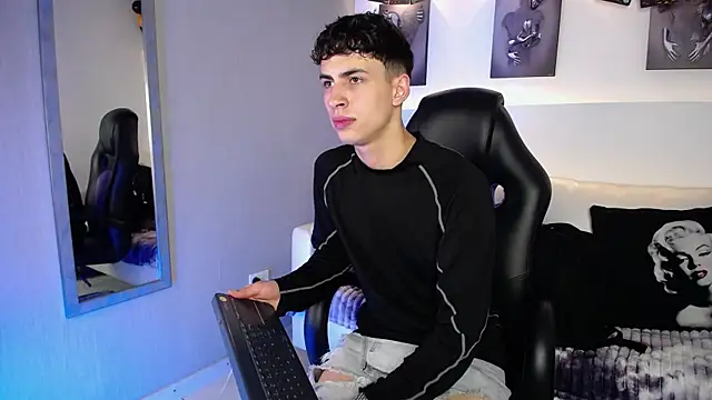 Snapshot of AdrianRinaldi chatting on October 2025 08:07:01 PM AdrianRinaldi online show from October 2025 08:07:01 PM