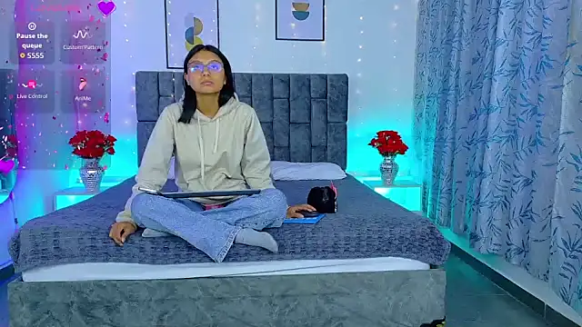 Soffia Konig  online show from April 2026 12:09:02 PM