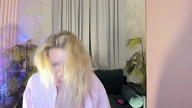 Julia Giulia online show from April 2026 01:35:02 PM