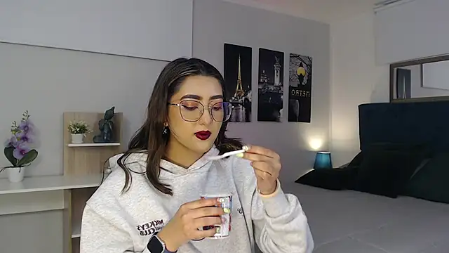 Snapshot of madame_lottie chatting on September 2025 12:40:02 PM madame lottie online show from September 2025 12:40:02 PM