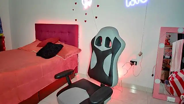 Snapshot of Lizz_Milf chatting on October 2025 03:14:02 AM Lizz Milf online show from October 2025 03:14:02 AM