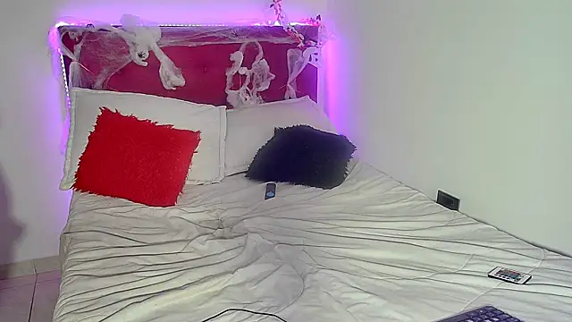 Snapshot of Lizz_Milf chatting on October 2025 03:28:02 AM Lizz Milf online show from October 2025 03:28:02 AM