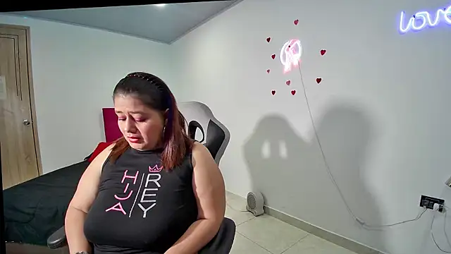 Snapshot of Lizz_Milf chatting on November 2025 02:43:02 AM Lizz Milf online show from November 2025 02:43:02 AM