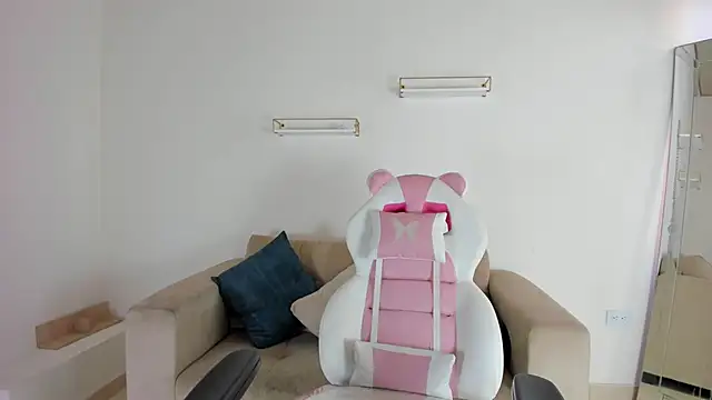 april smiith online show from October 2025 12:16:01 PM