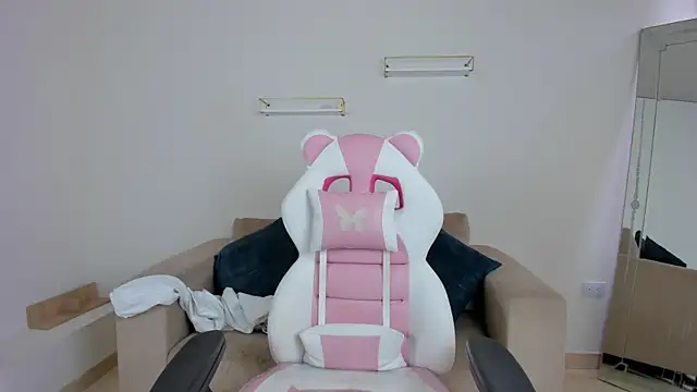 april smiith online show from November 2025 12:15:02 PM