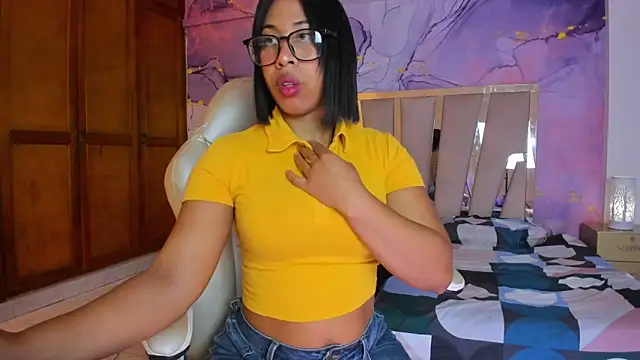 Snapshot of Elowen_Clark chatting on October 2025 08:21:02 PM Elowen Clark online show from October 2025 08:21:02 PM