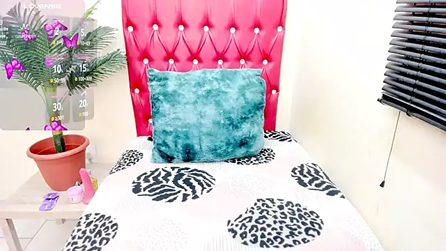 Strawberry Lips online show from October 2025 04:23:02 AM