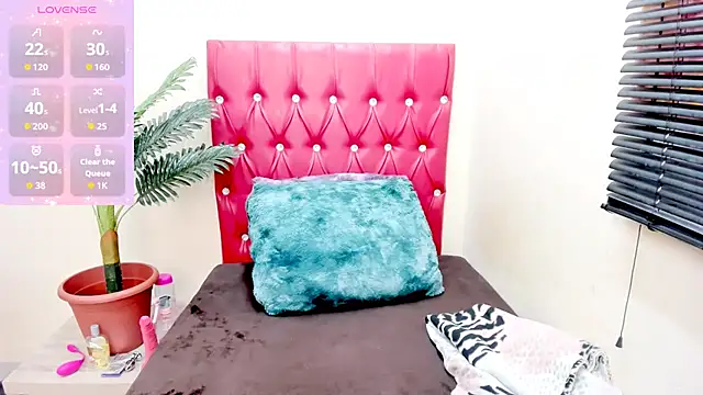 Strawberry Lips online show from November 2025 04:23:01 AM