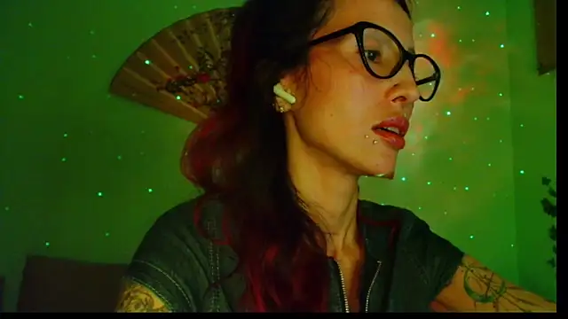 Snapshot of KiotoShine chatting on November 2025 07:43:01 PM KiotoShine online show from November 2025 07:43:01 PM