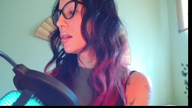 Snapshot of KiotoShine chatting on December 2025 08:31:01 AM KiotoShine online show from December 2025 08:31:01 AM