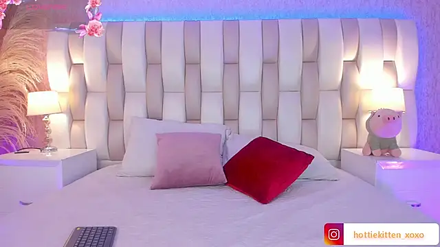 Viollet xoxo online show from March 2026 08:30:01 PM