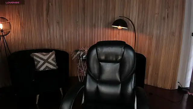 MiaLaurence online show from June 2026 07:30:02 PM