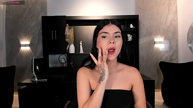 MiaLaurence online show from June 2026 07:38:01 PM