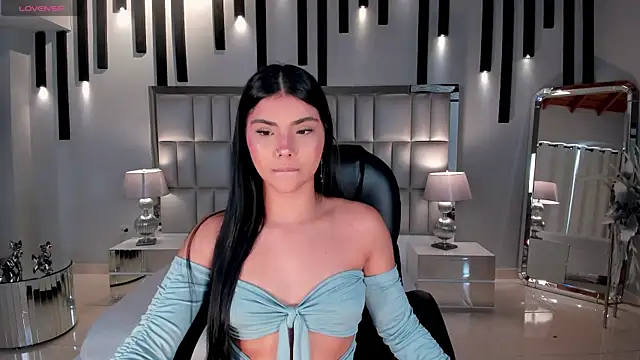 MiaLaurence online show from June 2026 07:02:01 PM