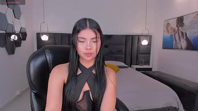 MiaLaurence online show from June 2026 11:37:01 AM
