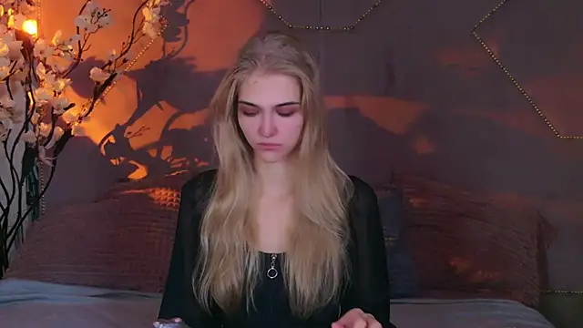 4example Chloe online show from October 2025 10:45:01 AM