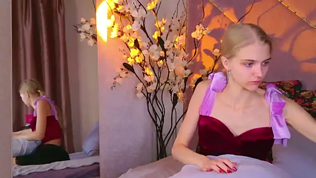 4example Chloe online show from October 2025 11:01:01 AM