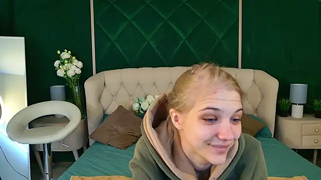 Snapshot of 4example_Chloe chatting on April 2026 05:30:01 AM 4example Chloe online show from April 2026 05:30:01 AM