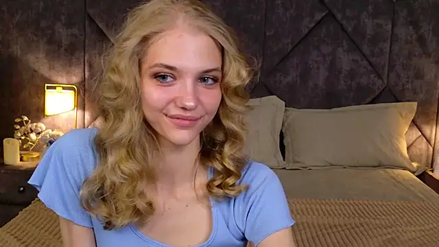 Snapshot of 4example_Chloe chatting on April 2026 05:44:02 AM 4example Chloe online show from April 2026 05:44:02 AM