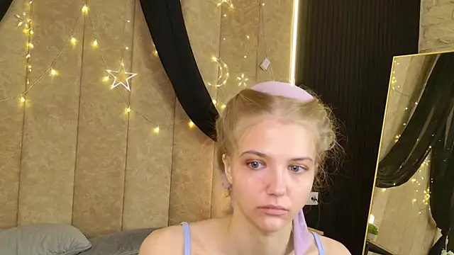 Snapshot of 4example_Chloe chatting on May 2026 05:02:01 AM 4example Chloe online show from May 2026 05:02:01 AM
