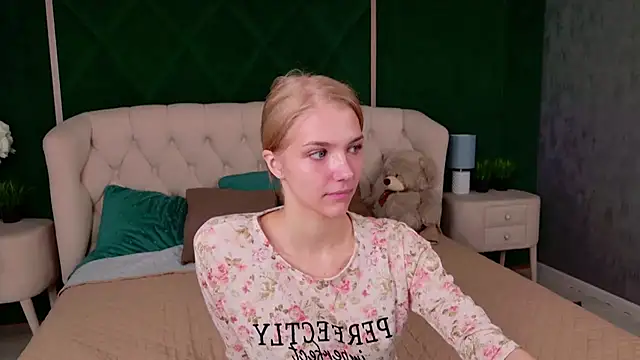 Snapshot of 4example_Chloe chatting on June 2026 05:31:02 AM 4example Chloe online show from June 2026 05:31:02 AM