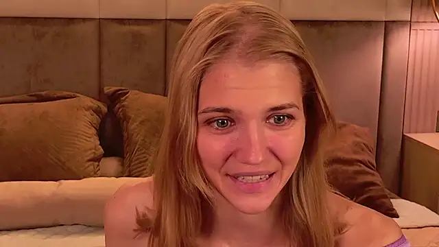 Snapshot of 4example_Chloe chatting on June 2026 06:00:01 AM 4example Chloe online show from June 2026 06:00:01 AM