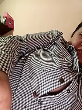 Snapshot of Caroomoom27 chatting on November 2025 03:18:02 AM Caroomoom27 online show from November 2025 03:18:02 AM