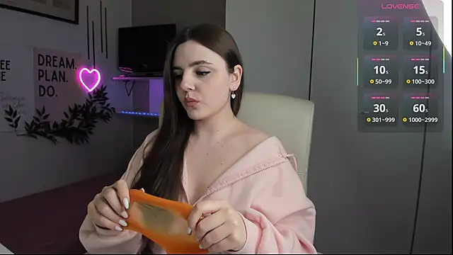 Snapshot of LiaWoow chatting on September 2025 02:44:02 PM LiaWoow online show from September 2025 02:44:02 PM