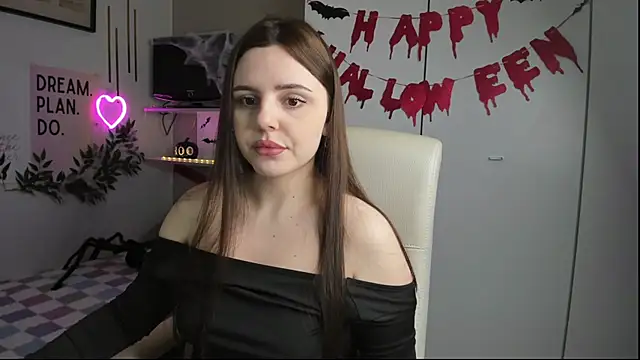 Snapshot of LiaWoow chatting on October 2025 07:56:01 AM LiaWoow online show from October 2025 07:56:01 AM