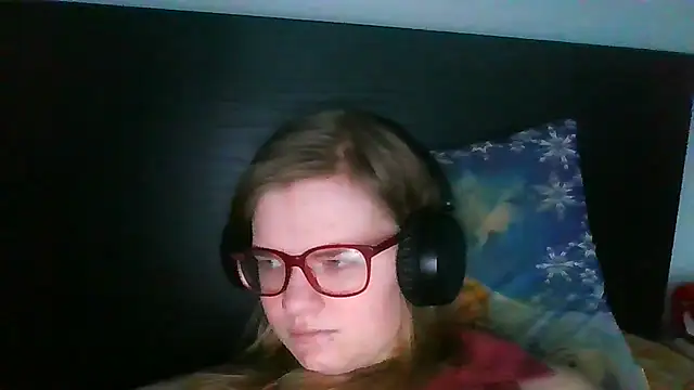 Snapshot of Moonolighta chatting on November 2025 08:03:02 AM Moonolighta online show from November 2025 08:03:02 AM