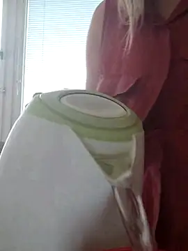 Snapshot of Moonolighta chatting on November 2025 10:15:01 AM Moonolighta online show from November 2025 10:15:01 AM